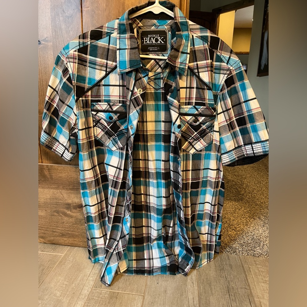 Men’s Buckle BLACK button down tshirt size large- blue and black